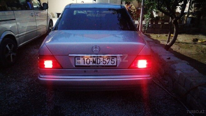 Mercedes E 220 1994, 210,840 km - 2.2 л - Bakı