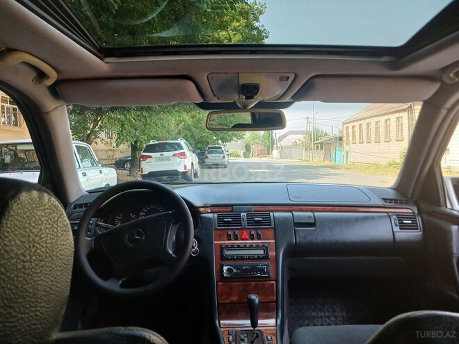 Mercedes E 280 1998, 312,549 km - 2.8 l - Qazax