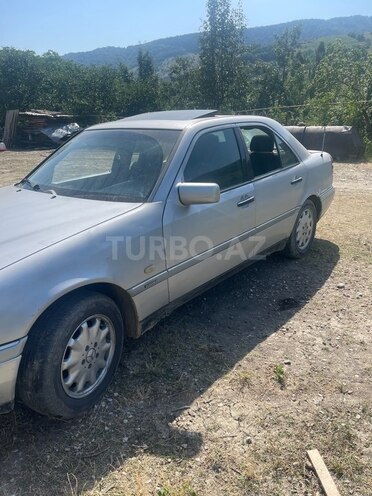 Mercedes E 250 1996, 537,000 km - 2.5 l - Qusar