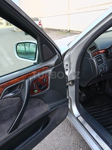 Mercedes E 240 2000, 180,291 km - 2.4 l - Saatlı