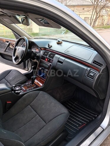 Mercedes E 240 2000, 180,291 km - 2.4 l - Saatlı