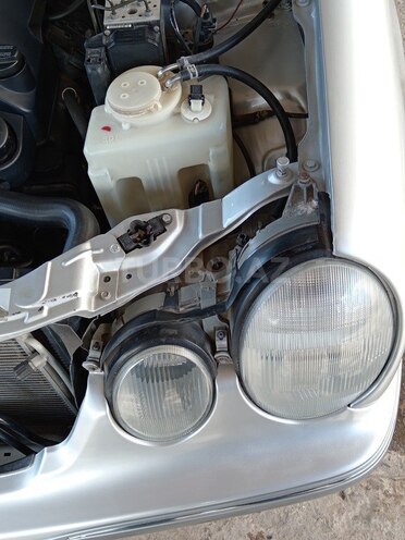 Mercedes E 240 2000, 180,291 km - 2.4 l - Saatlı