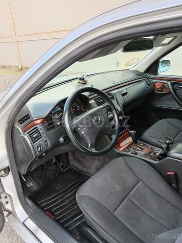 Mercedes E 240 2000, 180,291 km - 2.4 l - Saatlı