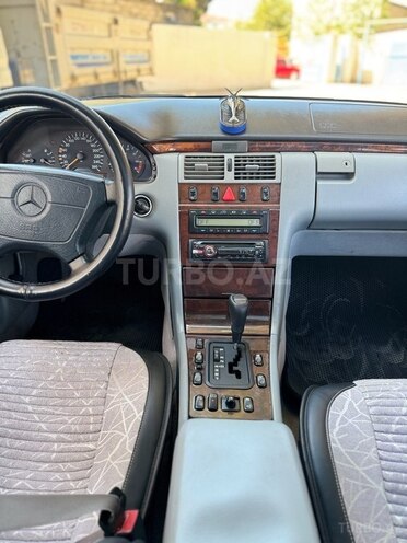 Mercedes E 240 1997, 253,680 km - 2.4 l - Bakı