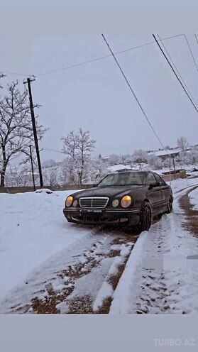 Mercedes E 240 1999, 334,000 km - 2.4 l - Qazax