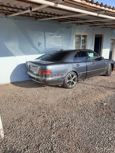 Mercedes E 240 1999, 334,000 km - 2.4 l - Qazax