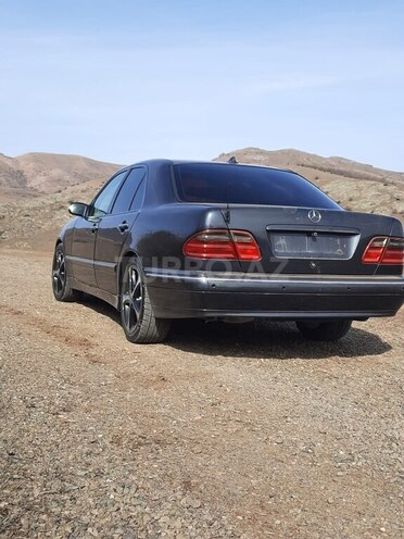 Mercedes E 240 1999, 334,000 km - 2.4 l - Qazax