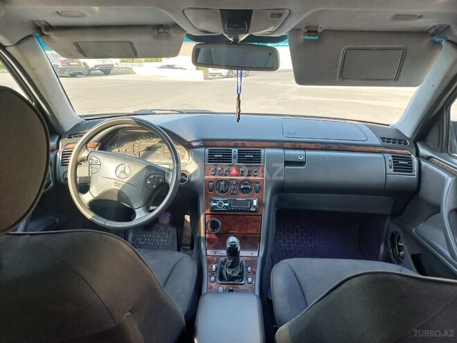 Mercedes E 200 1999, 258,909 km - 2.0 l - Bakı