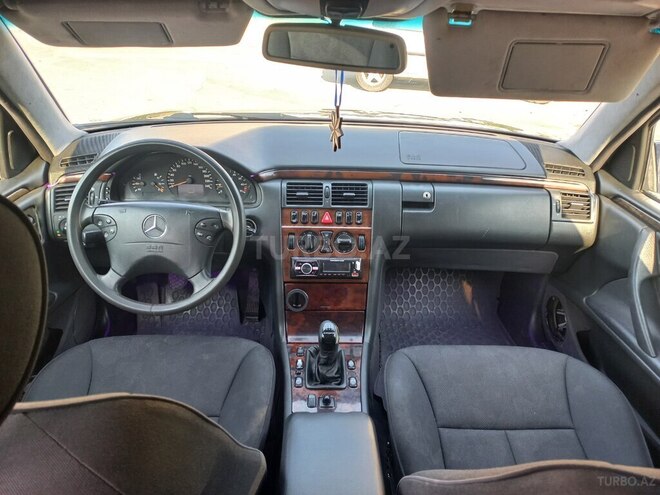 Mercedes E 200 1999, 258,909 km - 2.0 l - Bakı