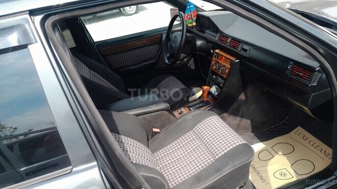 Mercedes E 220 1993, 300,000 km - 2.2 л - Bakı