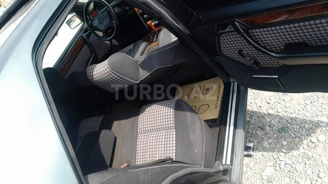 Mercedes E 220 1993, 300,000 km - 2.2 л - Bakı