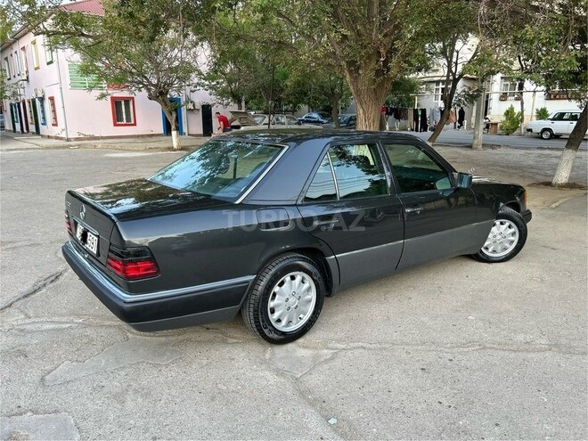 Mercedes E 220 1995, 268,000 km - 2.2 l - Bakı