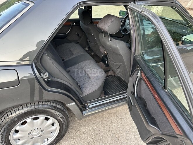 Mercedes E 220 1995, 268,000 km - 2.2 l - Bakı