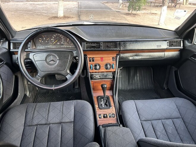Mercedes E 220 1995, 268,000 km - 2.2 l - Bakı