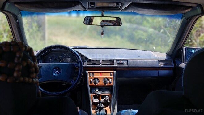 Mercedes E 200 d 1993, 319,000 km - 2.0 l - Kürdəmir
