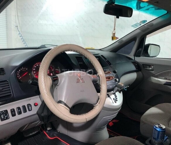 Mitsubishi Grandis 2003, 350,000 km - 2.4 l - Qusar