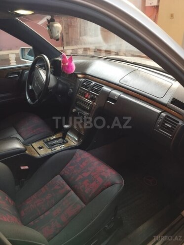 Mercedes E 230 1995, 300,000 km - 2.3 l - Quba