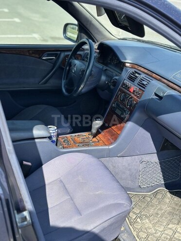 Mercedes E 240 2000, 326,000 km - 2.4 l - Saatlı