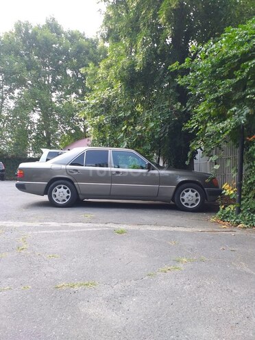 Mercedes E 200 1993, 340,000 km - 2.0 l - Zaqatala