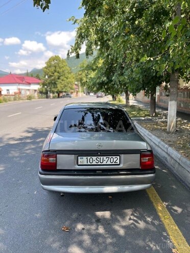 Opel Vectra 1994, 548,000 km - 1.6 l - Qax