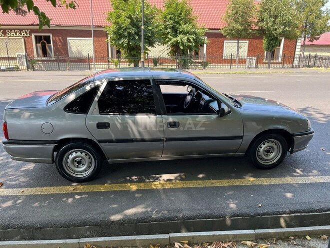 Opel Vectra 1994, 548,000 km - 1.6 l - Qax