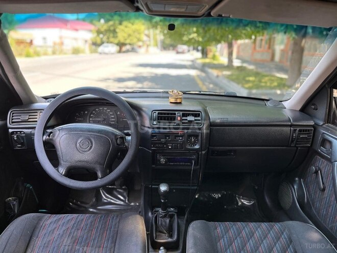 Opel Vectra 1994, 548,000 km - 1.6 l - Qax
