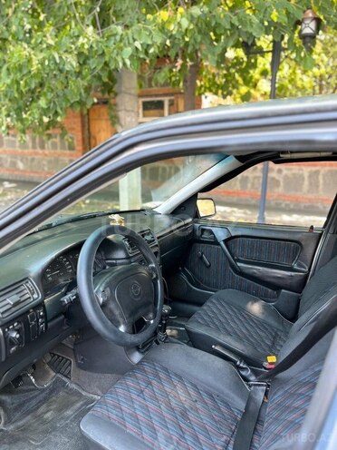 Opel Vectra 1994, 548,000 km - 1.6 l - Qax