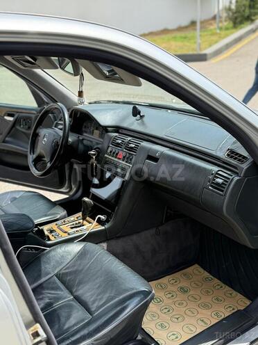 Mercedes E 320 2000, 325,000 km - 3.2 l - Quba