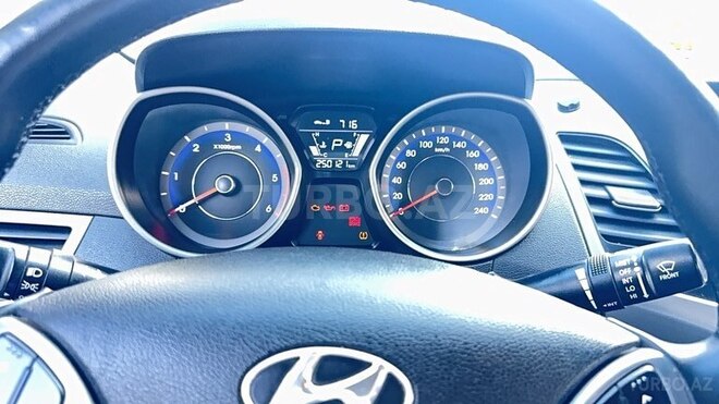 Hyundai Avante 2015, 250,000 km - 1.6 л - Bakı