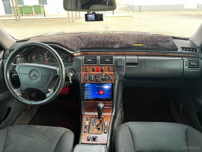 Mercedes E 240 1998, 416,000 km - 2.4 l - Quba