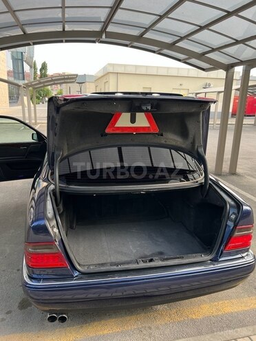 Mercedes E 240 1998, 416,000 km - 2.4 l - Quba