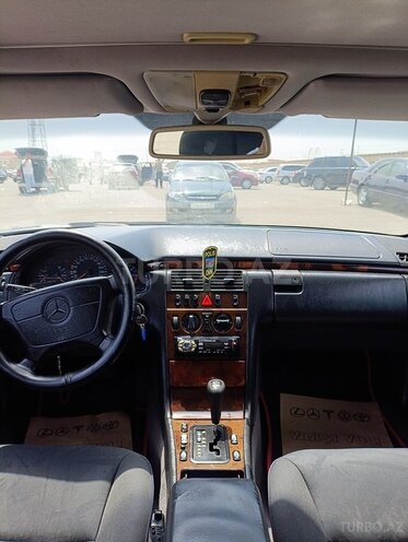 Mercedes E 240 1997, 256,000 km - 2.4 l - Bakı