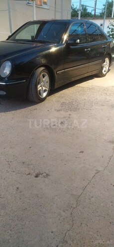 Mercedes E 240 2001, 450,000 km - 2.6 л - Saatlı