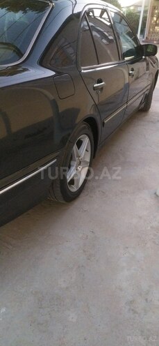 Mercedes E 240 2001, 450,000 km - 2.6 л - Saatlı