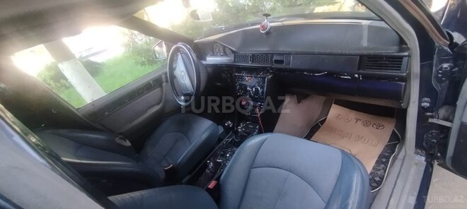 Mercedes E 220 1994, 332,550 km - 2.2 л - Qazax