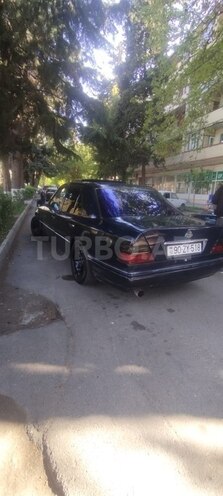 Mercedes E 220 1994, 332,550 km - 2.2 л - Qazax