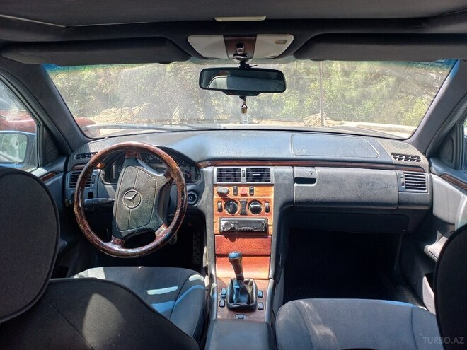 Mercedes E 230 1997, 255,900 km - 2.3 l - Bakı