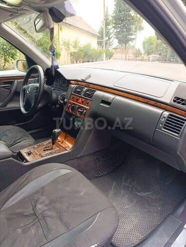 Mercedes E 270 2001, 323,186 km - 2.7 l - Masallı