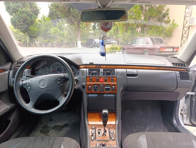 Mercedes E 270 2001, 323,186 km - 2.7 l - Masallı