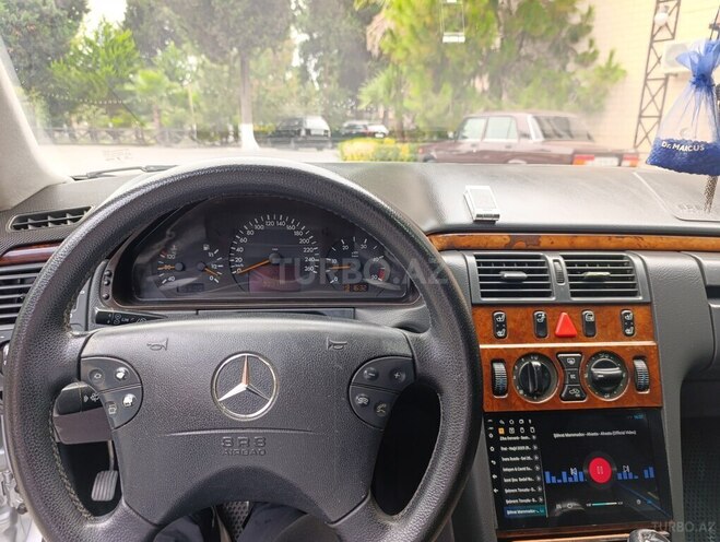 Mercedes E 270 2001, 323,186 km - 2.7 l - Masallı