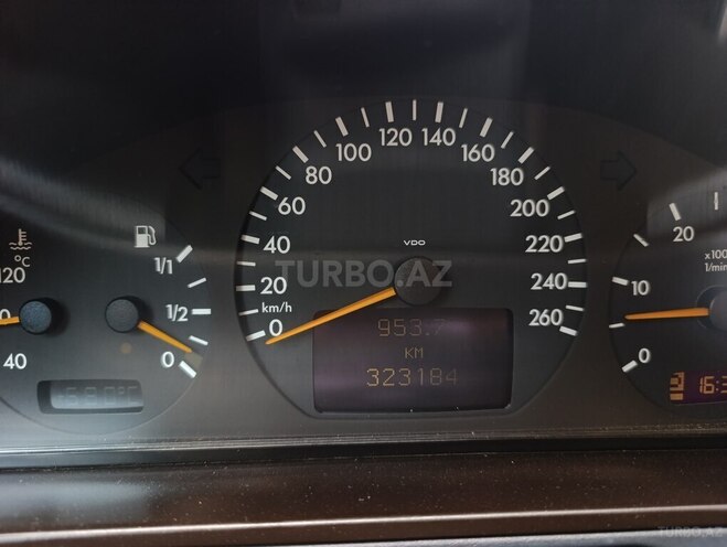 Mercedes E 270 2001, 323,186 km - 2.7 l - Masallı