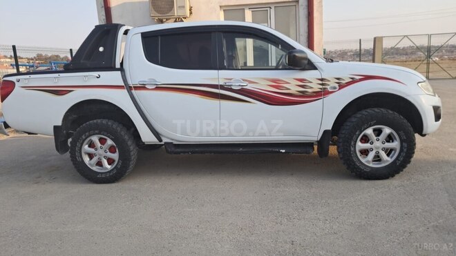 Mitsubishi L200 2010, 332,000 km - 2.5 l - Bakı