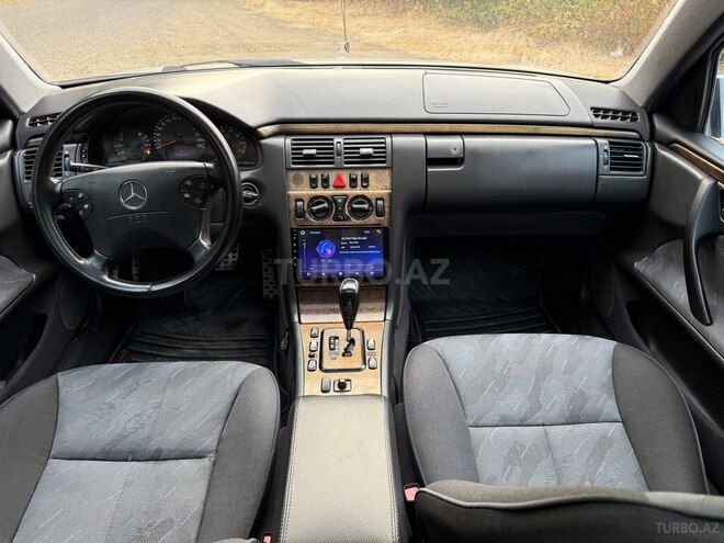 Mercedes E 240 1999, 329,000 km - 2.6 l - Masallı