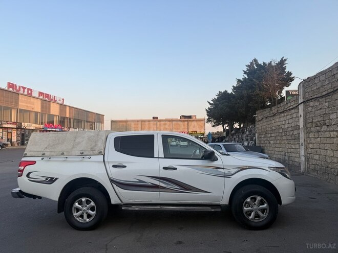 Mitsubishi L200 2016, 289,000 km - 2.4 l - Bakı