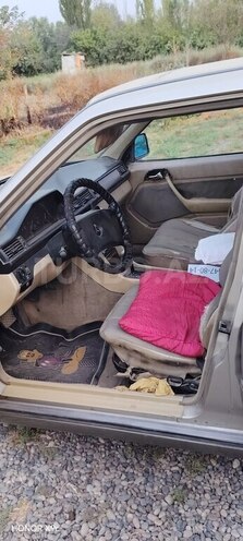 Mercedes E 200 d 1987, 150,000 km - 2.0 л - Saatlı