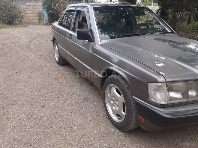 Mercedes 190 1990, 450,000 km - 2.0 l - Astara