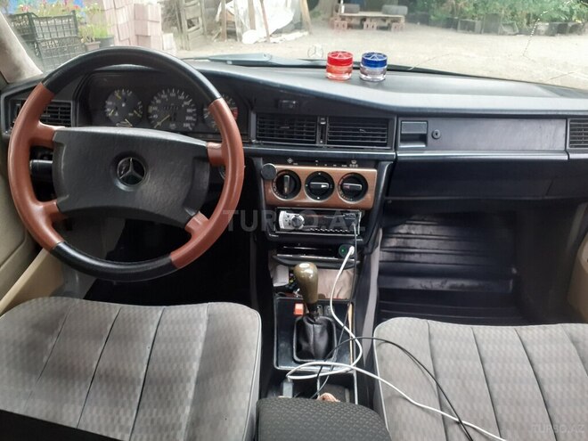 Mercedes 190 1990, 450,000 km - 2.0 l - Astara