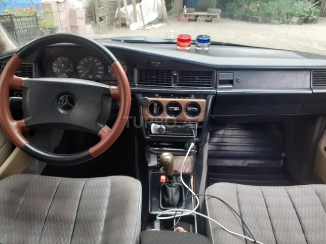 Mercedes 190 1990, 450,000 km - 2.0 l - Astara