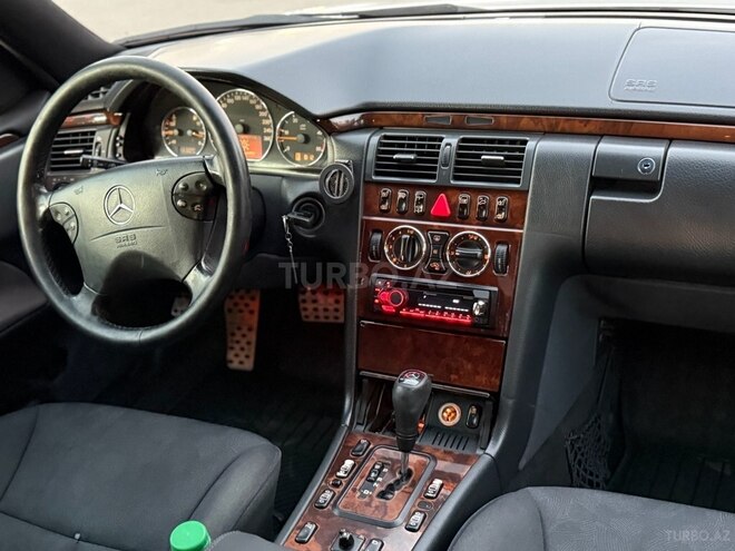 Mercedes E 270 2000, 450,000 km - 2.7 l - Yevlax