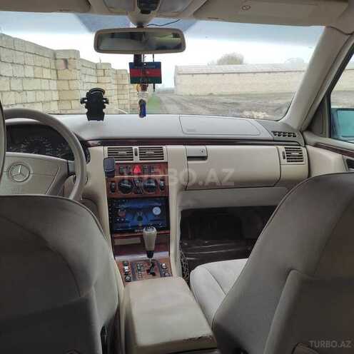 Mercedes E 240 1999, 326,000 km - 2.4 l - Salyan